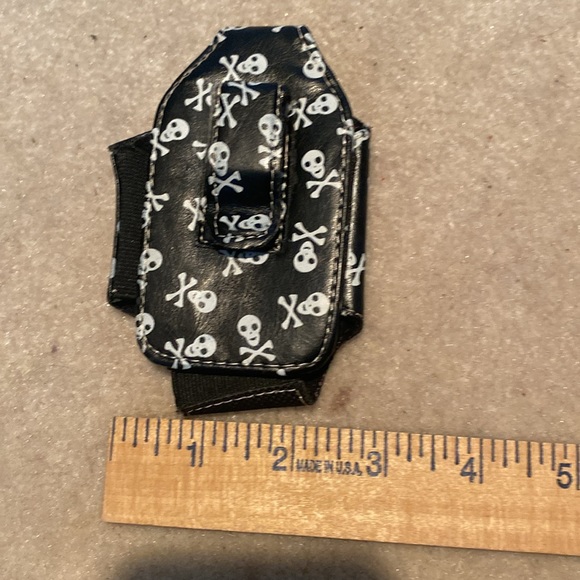 Vintage Belt Clip On phone case, Skull & Crossbones - Picture 2 of 3